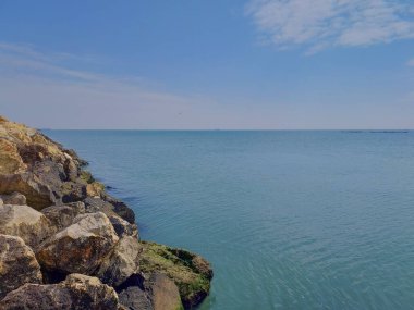 Deniz kıyısının güzel manzarası