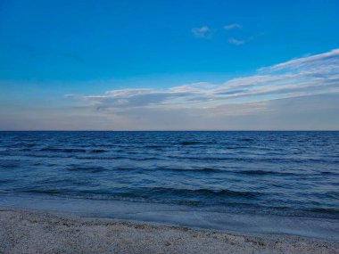 Deniz kıyısında güzel bir gün batımı