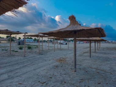 Sabahları şemsiyeli kumsal..