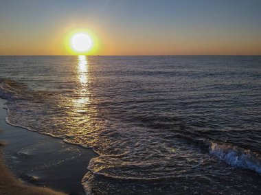 Sahilde gün batımı