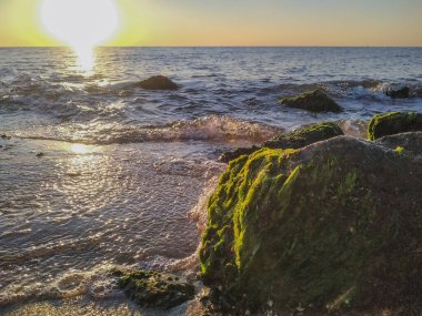 Denizin üzerinde güzel bir gün batımı