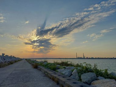 Denizin üzerinde gün batımının manzarası
