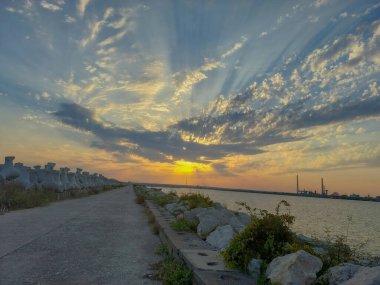 Şehirdeki nehirde gün batımı