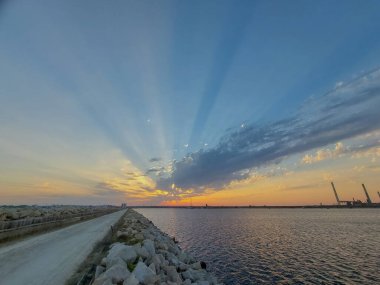 Denizin üzerinde güzel bir gün batımı
