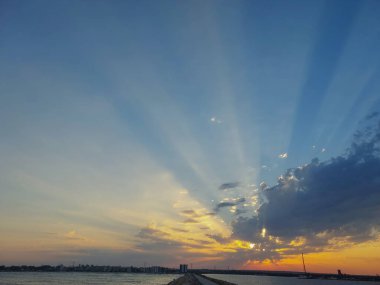 Denizin üzerinde gün batımı