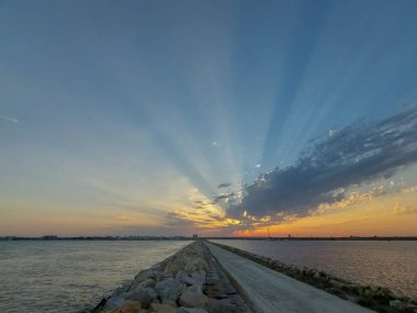 Denizin üzerinde güzel bir gün batımı