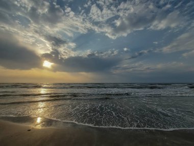 Akşamları Baltık Denizi üzerinde gün doğumu.