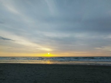 Denizin üzerinde güzel bir gün batımı