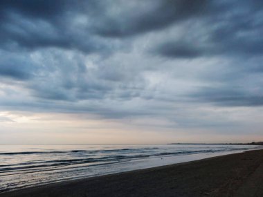 Denizin üzerinde fırtına bulutları