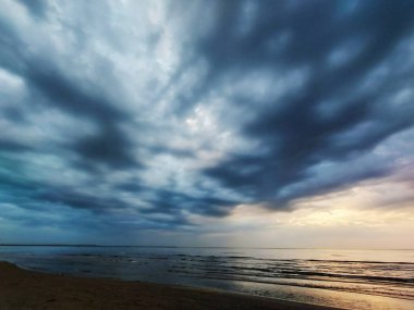 Denizin üzerinde fırtına bulutları