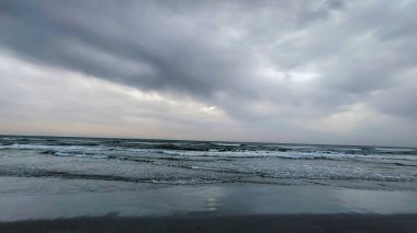 Karanlık gökyüzünde fırtına bulutları. Denizin üzerinde fırtına bulutları.