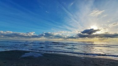 Denizin üzerinde güzel bir gün batımı