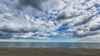 Güzel deniz ve mavi gökyüzü beyaz bulutlarla