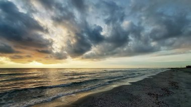 Yazın, Baltık Denizi üzerinde güzel bir gün batımı..