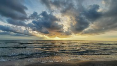Yazın kumsalda güzel bir gün batımı