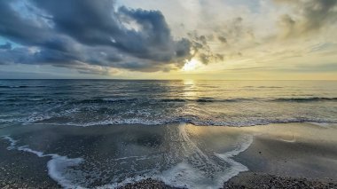 Sahilde güzel bir gün batımı