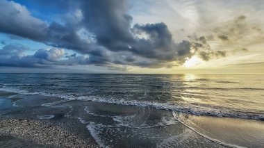 Denizin üzerinde güzel bir gün batımı