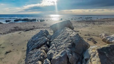 Kayaların üzerinde gün batımı