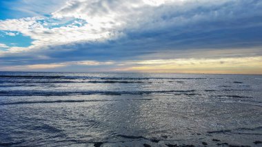 Mavi gökyüzü ile deniz suyu