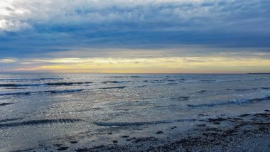 Deniz plajı ve güzel bulutlar