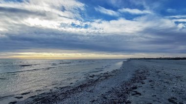 Deniz kıyısının güzel manzarası