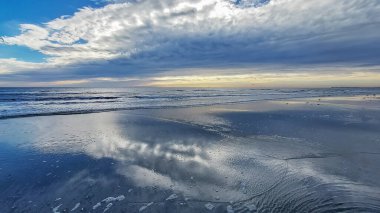 Akşamları deniz kıyısındaki deniz ve kumsal.