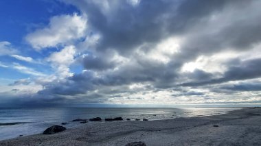 Deniz kıyısının güzel manzarası
