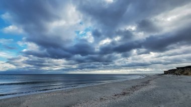 Akşamları Baltık Sahili. Güzel deniz. Letonya