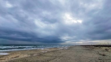 Fırtınalı karanlık gökyüzü ile denizin üzerinde fırtına bulutları