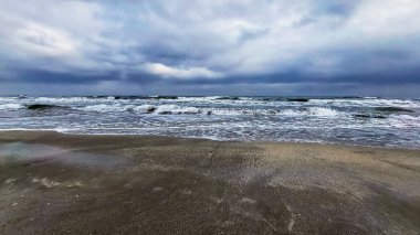 Deniz kıyısının güzel manzarası