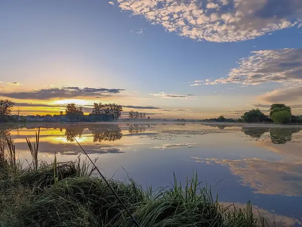 Suyun üzerinde gün batımı