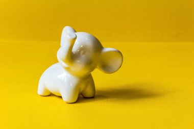 Beyaz arka planda sarı fil