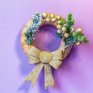 Tahta bir arka planda Noel ağacı çelengi.