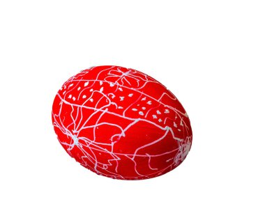 Beyaz arkaplanda kırmızı boyalı yumurta