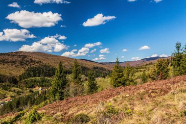 Dağlardaki dağ vadisinin güzel manzarası