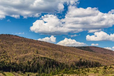 Dağlarda dağları olan güzel bir manzara.
