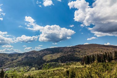 Karpatlar 'ın sonbahar günündeki panoramik manzarası.