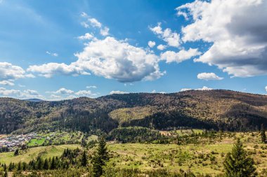 Bahar mevsiminde Karpatlar köyünün güzel manzarası