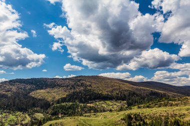 Bulutlu bir gökyüzü ile güzel bir sıradağ manzarası