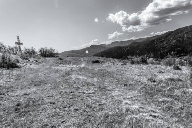 Dağlarda bir yolu olan manzara