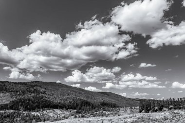 Dağlarda siyah beyaz bulutlar