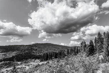 Bulutlu dağ sırasının güzel manzarası