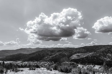 Dağlarda siyah beyaz bulutlar
