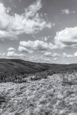 Dağları ve bulutları olan güzel bir manzara