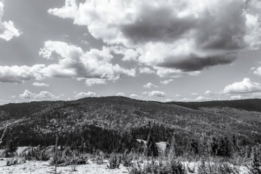 bir dağın siyah beyaz fotoğrafı