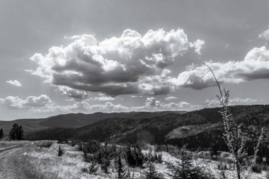 Dağları ve bulutları olan güzel bir manzara
