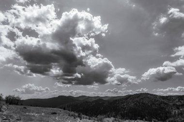 Karpatların dağlarındaki bulutlar