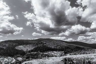 Washington 'daki dağların üzerinden siyah beyaz bulutlar