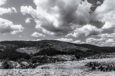 Dağların siyah beyaz fotoğrafı