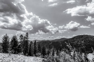 Dağları ve mavi gökyüzü olan güzel bir manzara.